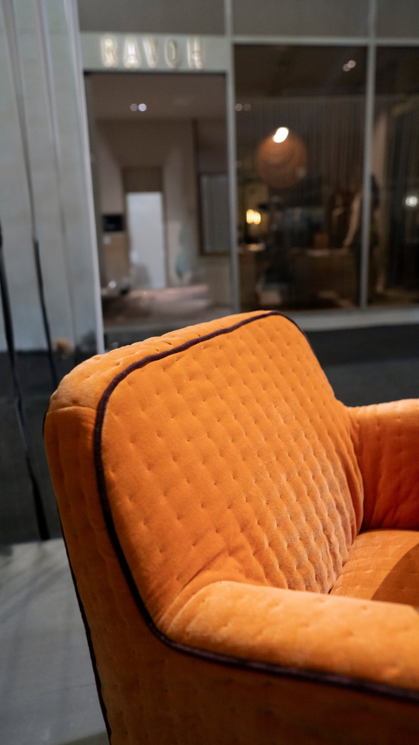 PADDED VELVET DINING CHAIR - ORANGE